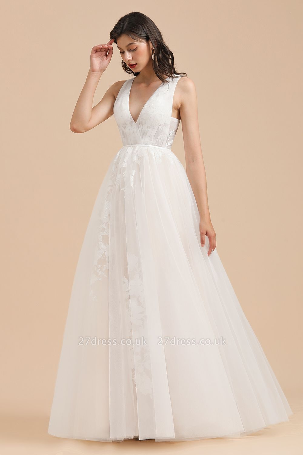 Ivory V-Neck Tulle Lace Appliques Simple Wedding Dress Garden Wedding Gowns